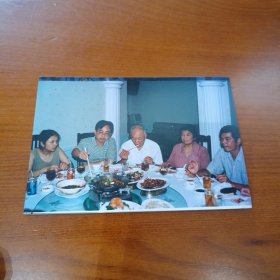 老照片–90年代一家人在饭店聚餐留影（4）