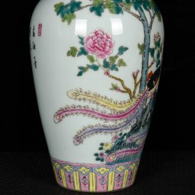 清乾隆珐琅彩描金凤凰戏牡丹纹花瓶 高22.5厘米 直径11.5厘米