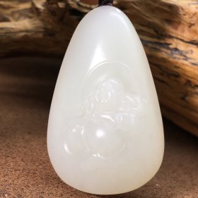 苏工，随型佛公吊坠一级白新疆和田玉作品，弥勒佛，33.60g，洒金皮，浮雕工艺，玉质油润，饱满漂亮，苏州名家作品，有证书全套包装！福利，33758JL320430