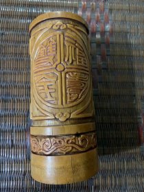 福寿双全竹雕笔筒 因年久有裂纹，尺寸16.8x6.5x7.5cm