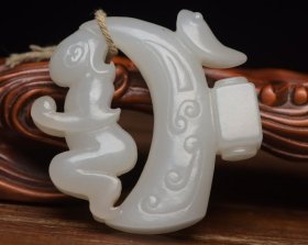和田玉佩 规格: 5.3×5.3×1.2厘米，重 53克。 玉质温润细腻，沁色自然，刀功老道，皮壳包浆一流，雕刻生动，线条流畅，品相完美！