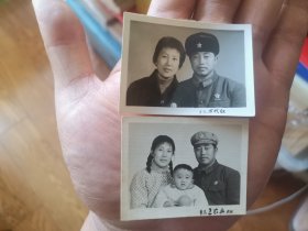照片：60年代海军军官夫妻照（青岛万代红、青岛工农兵）带像章两张合售