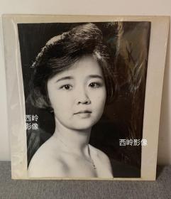 【人物艺术照】约1980/1990年代年轻气质女子大幅黑白照片（带硬衬板）— 楚楚动人，绝对罕见～