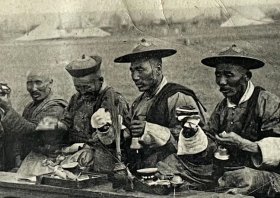 晚清民国蒙古喇嘛王爷在空旷草原上摆桌设坛做法事原版照片，远处能看见蒙古包，这张照片很有名，史料价值极高，网上有该照片的影像资料，这是原版实物照片