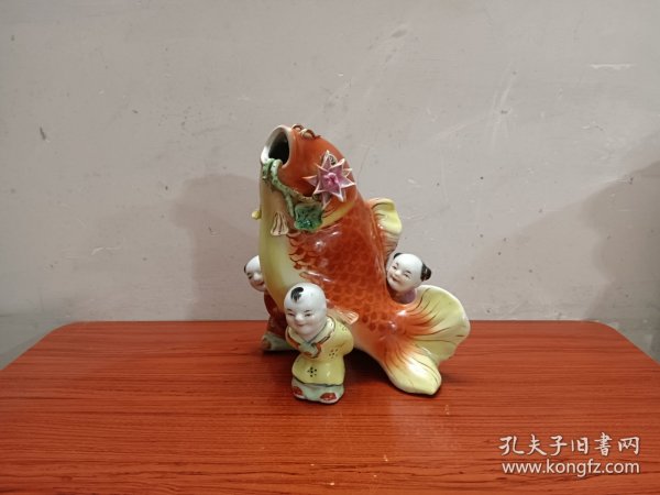 非常漂亮可爱的鲤鱼童子瓷塑摆件