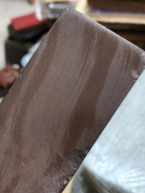 雕刻英文的石块，像砚石，摸起来光滑细腻，边上有磕碰