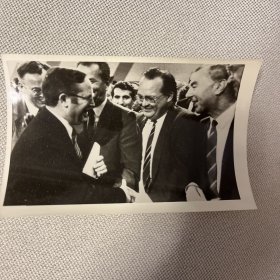 1985年新华社照片：比利时大选外交大臣等政府官员向马尔滕斯首相祝贺（编号 YG 3层ZP 20)