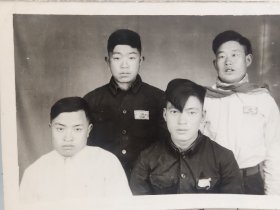 50年代四帅哥佩戴徽章照片