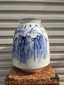 宋文治款青花瓷瓶，直径31，高40，有残。
