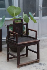 榆木屏风式太师椅，鲁做源头无修配，老大漆色泽鲜艳沉稳，包浆浑厚，保存完整，56/45/95厘米