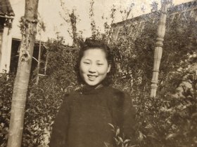 民国院子里旗袍美女老照片
