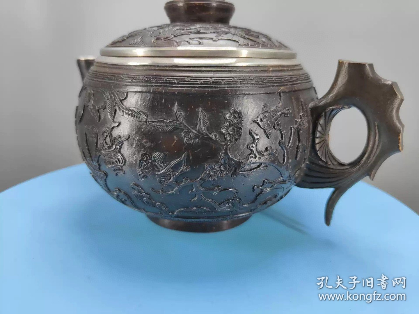 清代椰子壳雕花包银茶壶