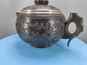清代椰子壳雕花包银茶壶