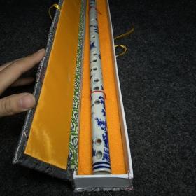 大清乾隆年制青花山水瓷笛
盒子尺寸:长55.3厘米,宽6.9厘米,高4.3厘米
宝贝尺寸:宽2.2厘米,高52.5厘米