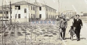 【南京史料】1940年代早期 南京国立中央大学校园内行走的日军第15师团军医部军官与日伪医疗人员及其家属 原版老照片一枚（1937年，日军占领南京，民国最高学府国立中央大学被日军用作陆军医院，昔日莘莘学子求学之地， 沦落为侵略军治病疗伤之所。）