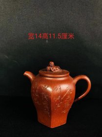 顾景舟制紫砂壶一把，纯手工打造，磨损自然，此壶流线完美，密封性良好，断水利落，品相完整。ycx