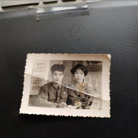 1张70年代黑白老照片： 毛主席语录，毛泽东选集，男女青年合照