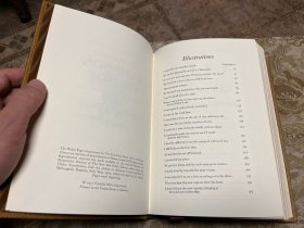 《鲁滨逊漂流记》Robinson Crusoe是英国作家丹尼尔·笛福Defoe的代表作，讲述了一位名叫鲁滨逊的青年，在一次航海中遭遇风暴，面对绝境，鲁滨逊凭借顽强的意志和不懈的努力，建造住所，种植粮食，驯养动物，制作工具，甚至救下并教化了一个土著人“星期五”，两人成为了忠实的朋友… 富兰克林Franklin出版社复刻1719年首版，真皮装帧，百部伟大作品系列，早期厚实无酸纸精品，崭新紧致。
