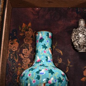 清乾隆珊瑚绿地珐琅彩福寿天球瓶 盒高27.5厘米 宽27厘米 瓶高19厘米 宽12厘米