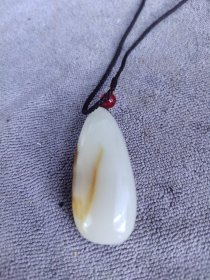 清代和田玉籽料吊坠一个，有石线如图，余完整。