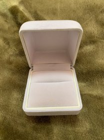 【海外回流  vintage中古】回流中古首饰盒   小年份  很实用  细节可见，仔细看好图片，有瑕疵哦，介意勿拍，谨慎下单！出售不退！尺寸如图！偏远地区邮费联系客服另算！