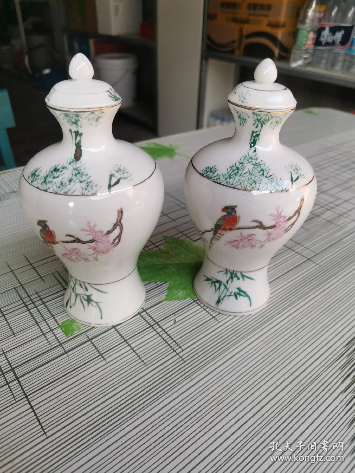 老凌川白酒酒瓶--壹对（半斤装、有盖）无裂A