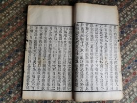 清乾隆木刻白纸大开本《十六国春秋》共存三册14卷 所存卷为20～29、38～41 字大如钱 所刻字体略有明嘉靖过度万历时期字体的那种味道 上手远比照片给人的感觉要惊艳 ​29.1cm x 17.5cm