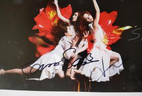 台湾著名女子组合SHE《花又开好了》专辑封面照片 亲笔签名照（三人分别签名） 尺寸（30＊20cm）
