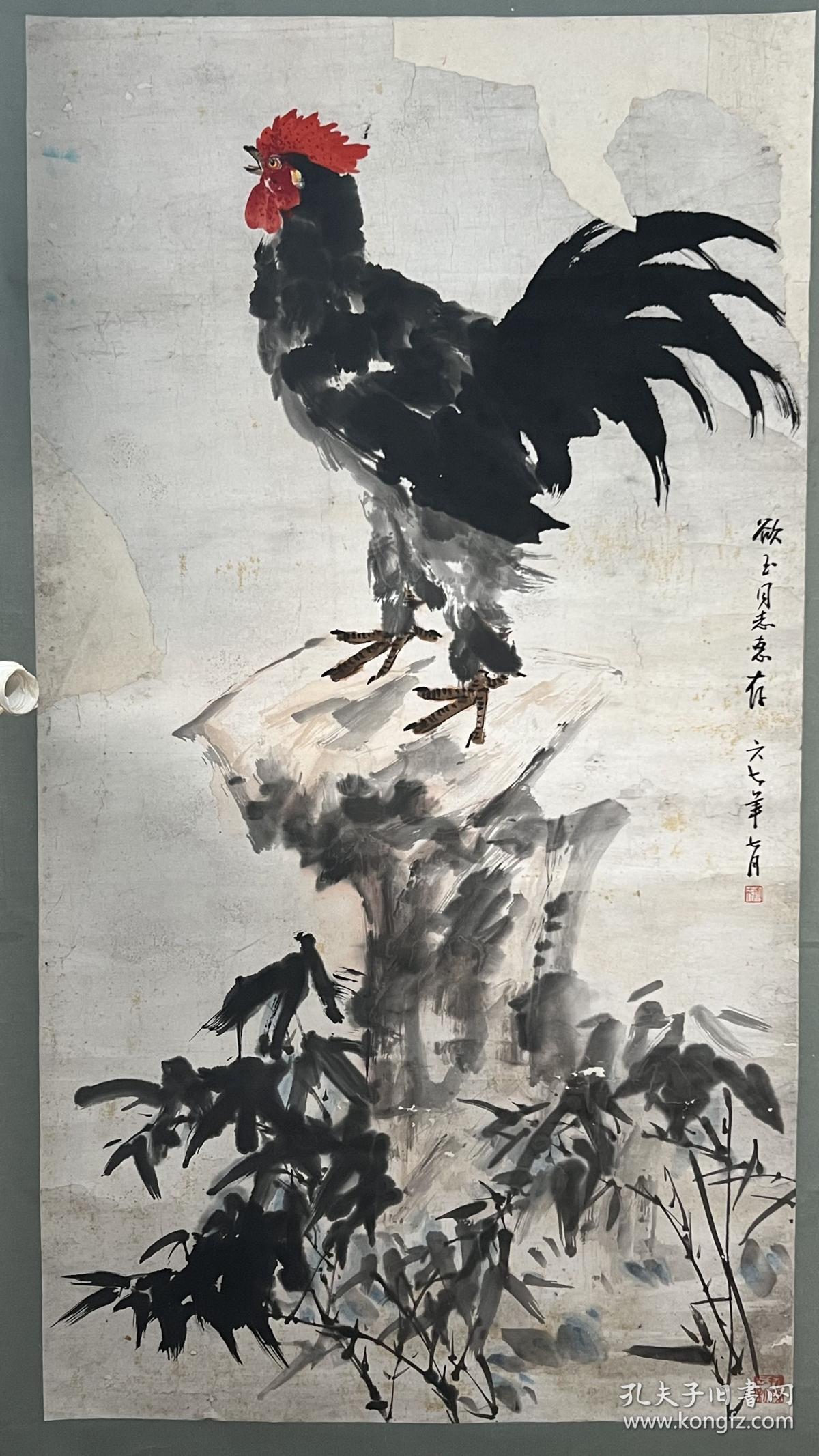 著名画家何康成（1917—2004）国画，嘉州画派创始人之一，受教于徐悲鸿、张大千、丰子恺、张书旗等。1942年毕业于南虹艺专（今四川美术学院）。画心尺寸，68*124cm。
作者简介：抗战时，中央画院内迁在川内设南虹艺术专科学校，先生经优异成绩考入该校国画系，受教徐悲鸿、张大千、丰子恺。随后专攻花鸟，尤精画鸡，临于新中国建立前后“何鸡公”之美誉已叫响巴蜀。