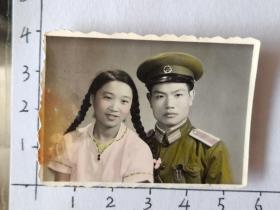 50年代中国人民解放军着50式准尉军装与粗辫子女友手工上色合影照片(好粗的辫子)
