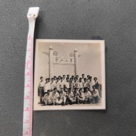 1960年广东广州中山大学旧址前合影留念老照片