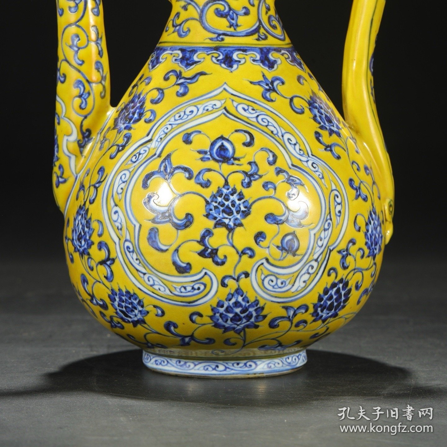 明代 永乐黄地青花开窗花卉纹银口大执壶 尺寸：高32.5公分 口径6.5公分 直径24公分