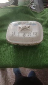 清代熬少泉浅绛彩山水肥皂盒一个