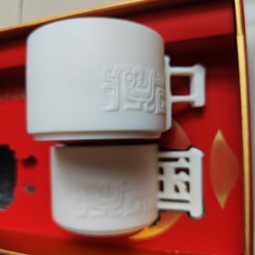 白色瓷杯 高5.4，宽10厘米