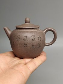 老珍藏，小品《吴德盛製》底款，刻绘精品老紫砂壶一把，包浆自然，保存完整，收藏的佳品。