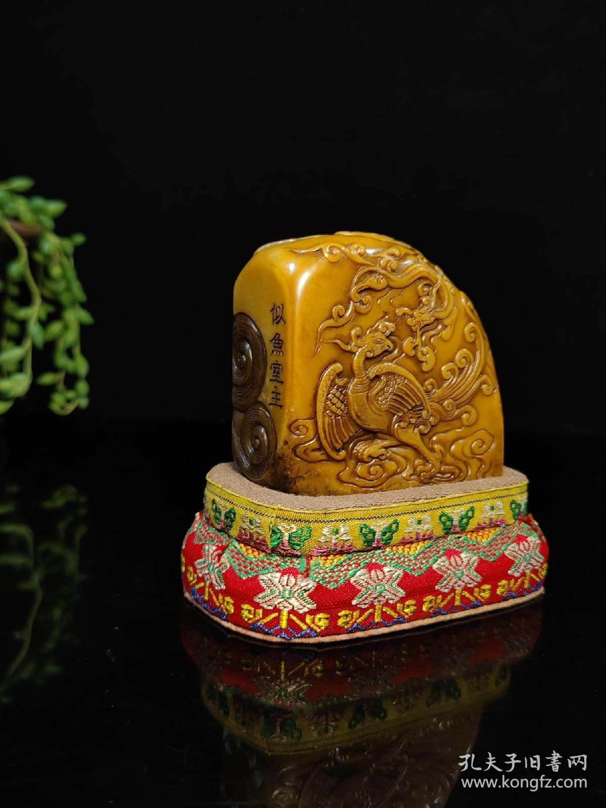 旧藏珍品，寿山石极品枇杷黄田黄印章摆件
大清著名雕刻家【徐三庚】之藏品
取材上乘寿山枇杷黄田黄石，色泽温润如玉，机理细腻油润，质地纯净通透，工艺精湛一流，祥龙威武霸气，栩栩如生，包浆醇厚自然，实属收藏观赏珍品。
【品名】龙凤呈祥
【尺寸】高7✘宽7.5
【重量】400克