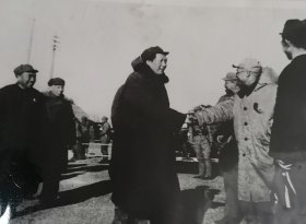1949年3月毛主席朱总司令刘少奇同志乘坐飞机到达北平西苑机场，和前来欢迎的代表握手，八十年代展览大幅照片