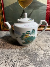 70，80年代，手绘山水茶壶一把，磕