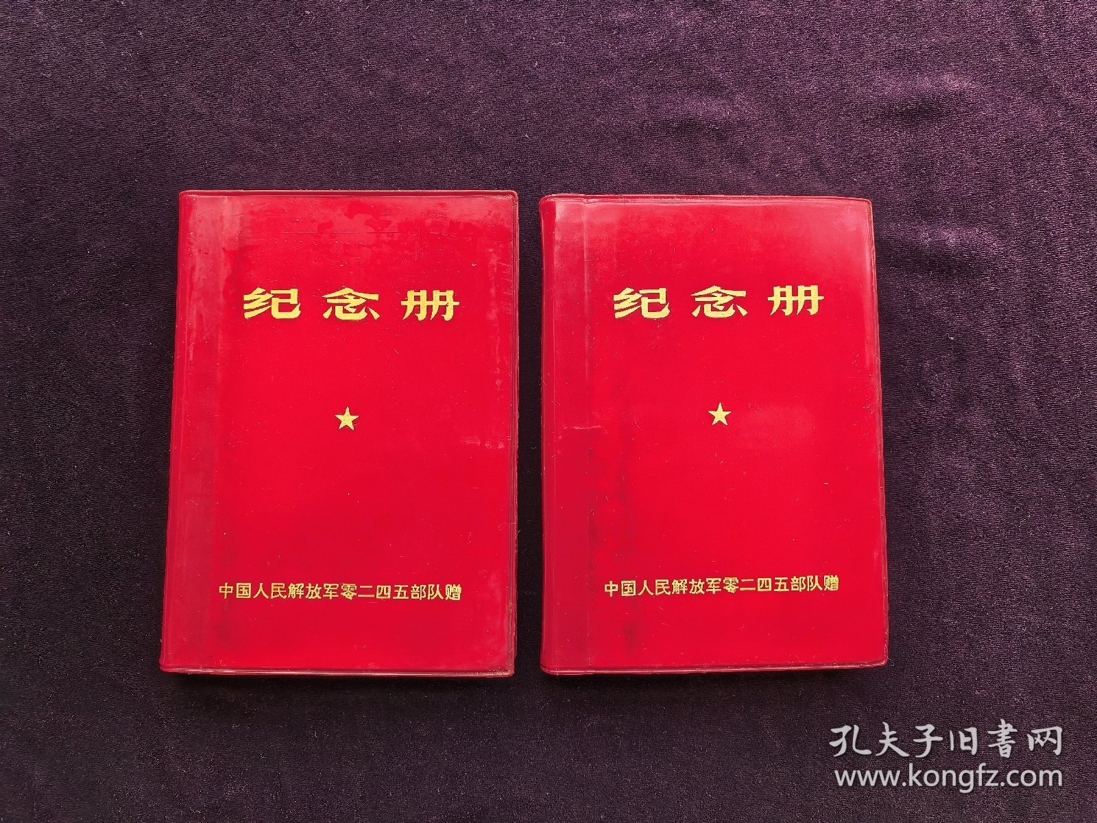 中国人民解放军零二四五部队赠纪念册.笔记本.日记本。2本一对合售。（好品。50开，袖珍版，未使用，空白本。内有2页彩色照片，6页立体的提词语录。一个老军人家的压箱底货。年代久远自然黄旧，品相如图自定，品相要求苛刻者请绕道。）