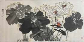 1 劉德功，(1962.2—)筆名魯石，山東人。擅長(zhǎng)中國(guó)畫(huà)。1986年至1988年在中國(guó)畫(huà)函授大學(xué)平頂山分校學(xué)習(xí)；1991年入中央美術(shù)學(xué)院中國(guó)畫(huà)系進(jìn)修?，F(xiàn)任中國(guó)美術(shù)家協(xié)會(huì)會(huì)員，中國(guó)美術(shù)家協(xié)會(huì)河南創(chuàng)作中心專職畫(huà)家。中國(guó)煤礦美術(shù)家協(xié)會(huì)副主席，河南省國(guó)畫(huà)家協(xié)會(huì)常務(wù)理事。平頂山煤礦(集團(tuán))建材公司工會(huì)副主席。