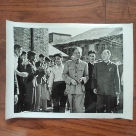 超大尺寸：1955年5月16日，刘少奇到清华大学视察，清华大学校长蒋南翔（右）陪同