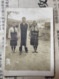 民国时期广州人（白大褂）、苗族人留影老照片