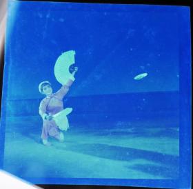 1975年，老摄影家曲文玉拍摄的“凤阳花鼓歌舞”彩色底片一张，主图为调色后图像（200308）