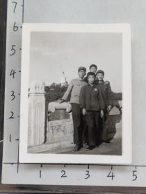 60年代四位帅哥佩戴毛主席像章合影照片
