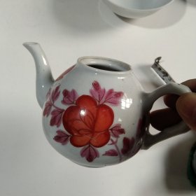 江西余贵纪底款红花陶瓷小壶一个，无盖，高度约8cm