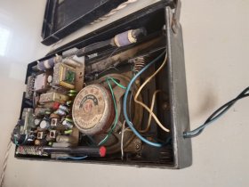 新华牌老收音机 原主人自行修改线路接外电源,打开有声音,有收台,音量大小失调声音很大 收台可调好使,背盖子内瑕疵小缺图九,拍前可发调试视频了解24.5×10.7×6