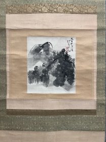 古筆山水图小品【松林桂月】
1876〜1963（明治九〜昭和三十八）88岁伊藤笃一的次子，本名笃，字子敬,号香外居、玉江渔人、 樱云洞,人赘松林家为婿后改姓松林。山口县人。与 松林雪贞均出野口幽谷门下。曾师岩溪裳川学习汉 诗。日本侵华期间，于1937年来中国东北，任伪满洲国 第一次美术展审查员，1942年与有岛生马再次到中国 东北进行美术活动。日本艺术院会员，帝室技艺员，先 后为帝国美术院展审查员