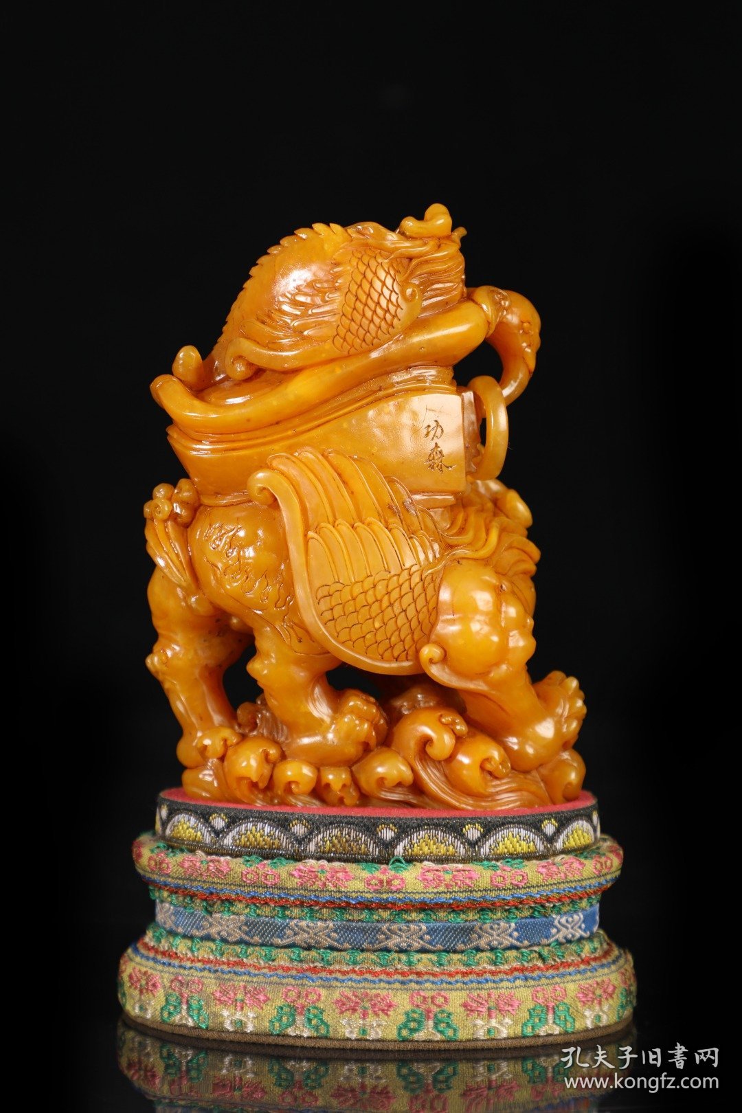 旧藏寿山石田黄石麒麟摆件重量672克