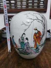 民国红楼梦人物粉彩冬瓜罐，1200元，绘有贾宝玉和林黛玉等人，诗题：十年未醒红楼梦，续结三生石上缘。仿六如人之意，书于珠山客次，江西胡子林作。此罐对于研究红学是一件很好的标本。品相如图，有冲线，保真包老。