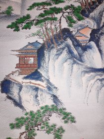 唐寅春游女几山图织锦画，原品藏于上海博物馆。杭州都锦生丝织厂建国后作品，138x42cm立轴。画中有诗题曰：“女几山头春雪消，路旁仙杏发柔条。心期此日同游赏，载酒携琴过野桥。”这首诗点明了画家邀友同游春山的主题，意境深远，景致优美。